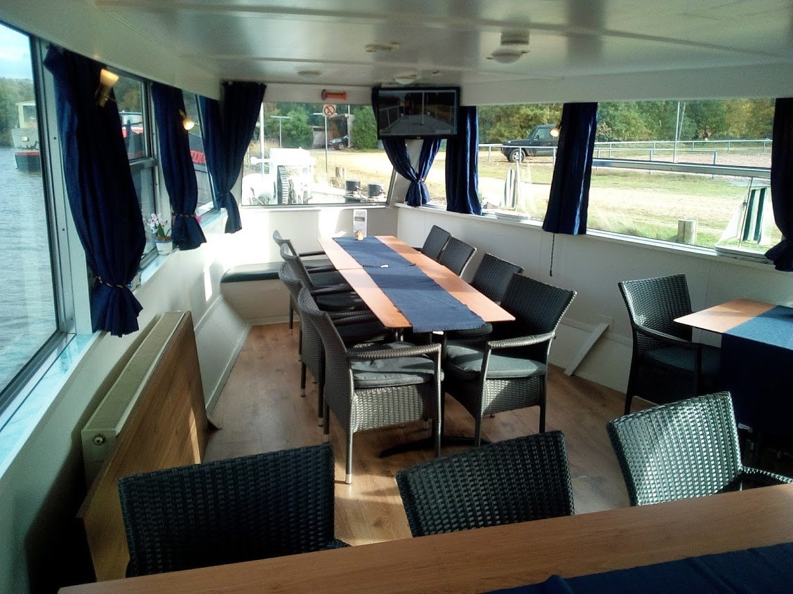 Loungebar met houten vloer en rieten zetels